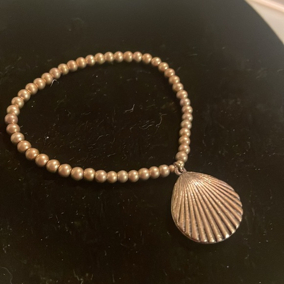 Vintage 8” gold tone stackable stretch bracelet w/solid metal shell charm - Picture 3 of 11